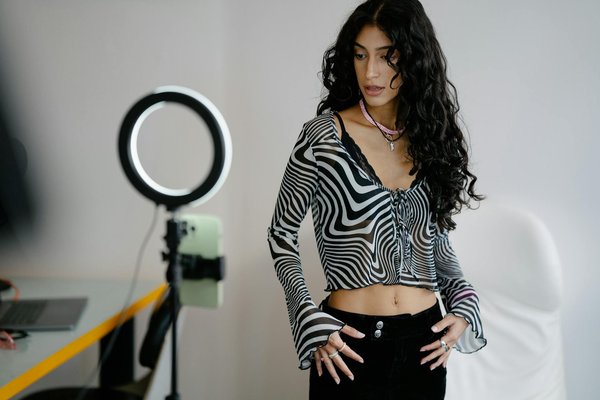 Rituel Beauté Essentiel : Élever l'Éclat des Peaux Noires avec des Soins Visage Inégalés.